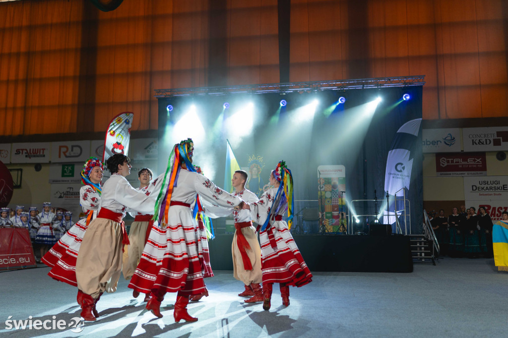 Folklor, tańce i pyszne jedzenie w świeckiej hali