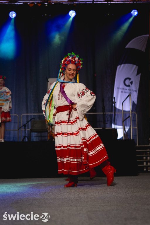 Folklor, tańce i pyszne jedzenie w świeckiej hali