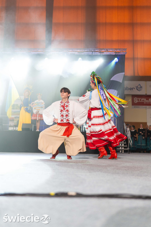 Folklor, tańce i pyszne jedzenie w świeckiej hali