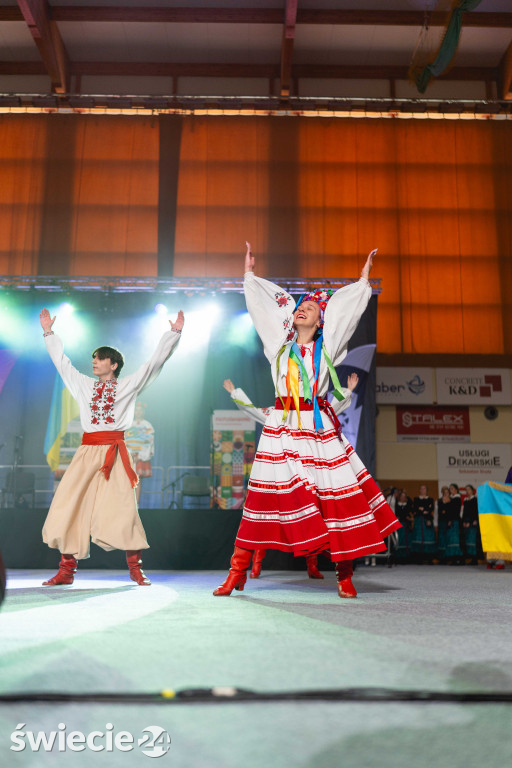 Folklor, tańce i pyszne jedzenie w świeckiej hali