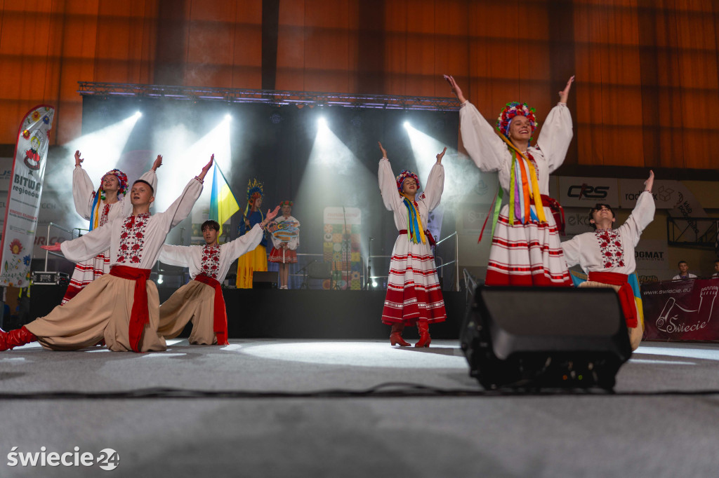 Folklor, tańce i pyszne jedzenie w świeckiej hali