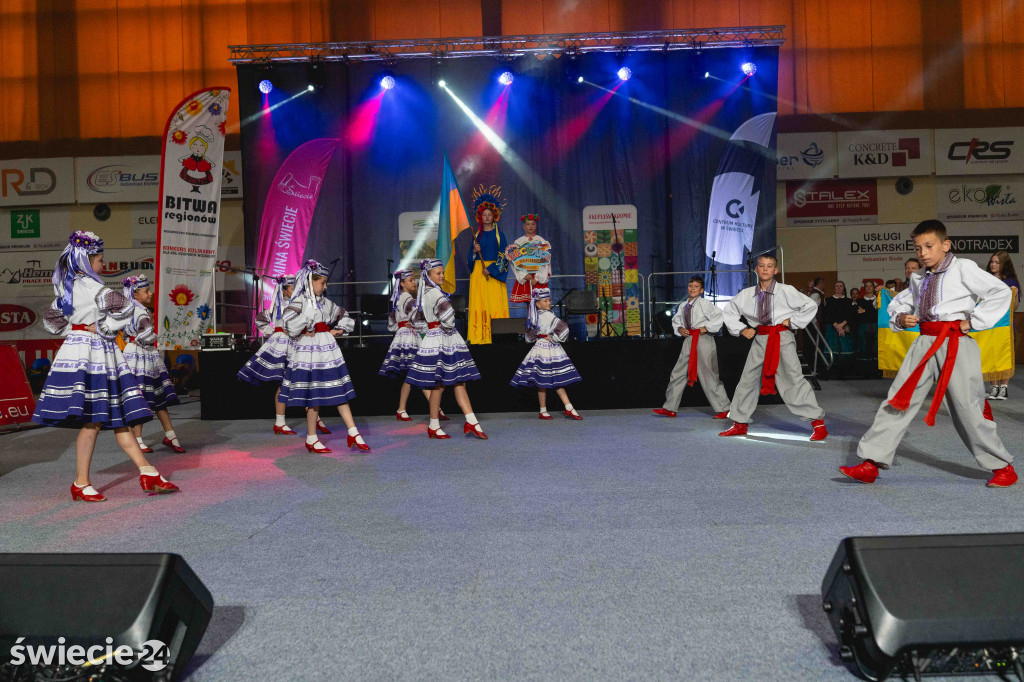 Folklor, tańce i pyszne jedzenie w świeckiej hali