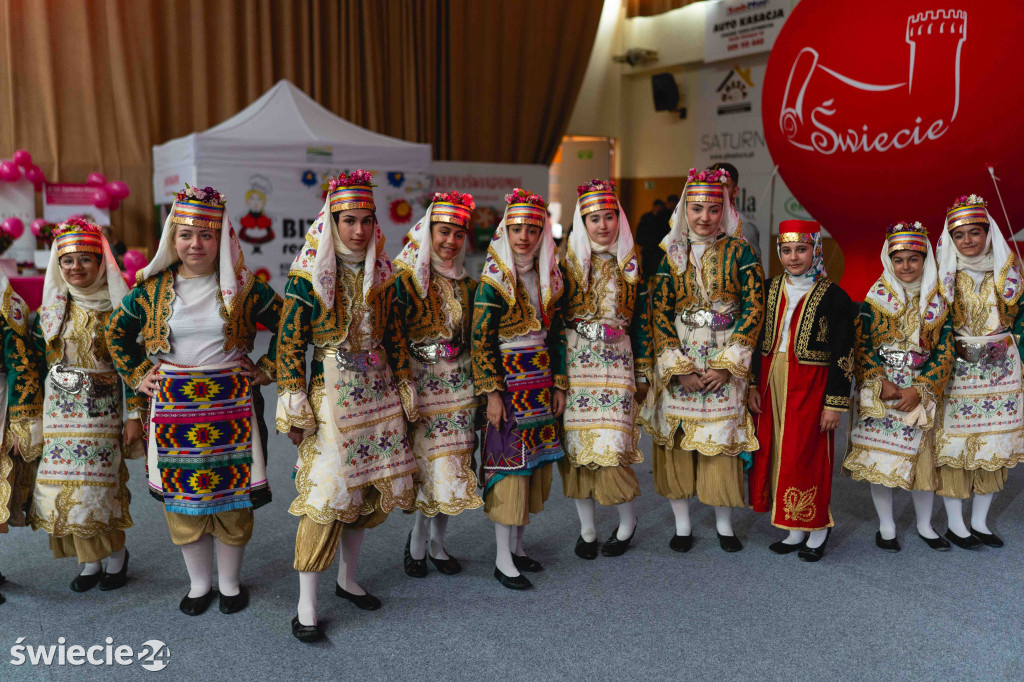 Folklor, tańce i pyszne jedzenie w świeckiej hali