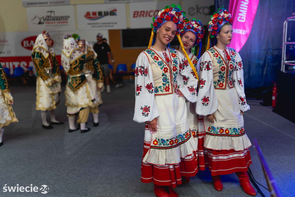 Folklor, tańce i pyszne jedzenie w świeckiej hali