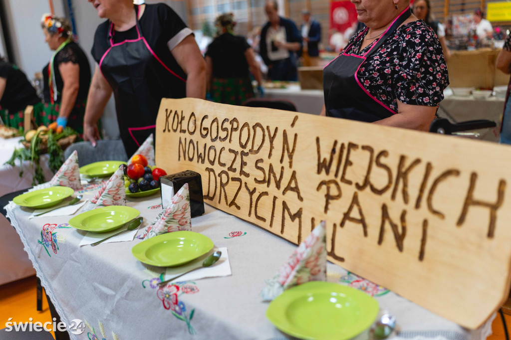 Folklor, tańce i pyszne jedzenie w świeckiej hali