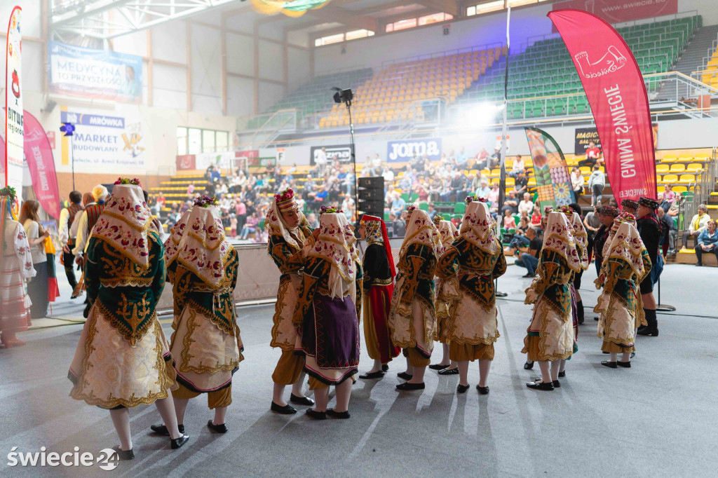 Folklor, tańce i pyszne jedzenie w świeckiej hali