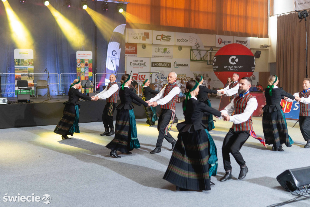 Folklor, tańce i pyszne jedzenie w świeckiej hali