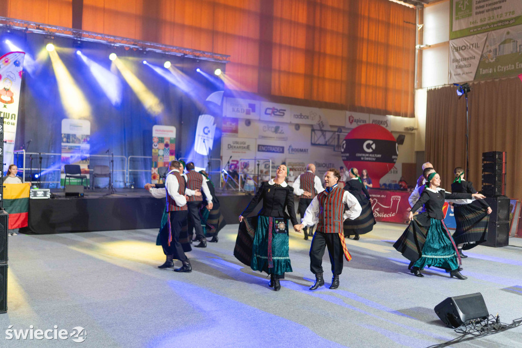 Folklor, tańce i pyszne jedzenie w świeckiej hali