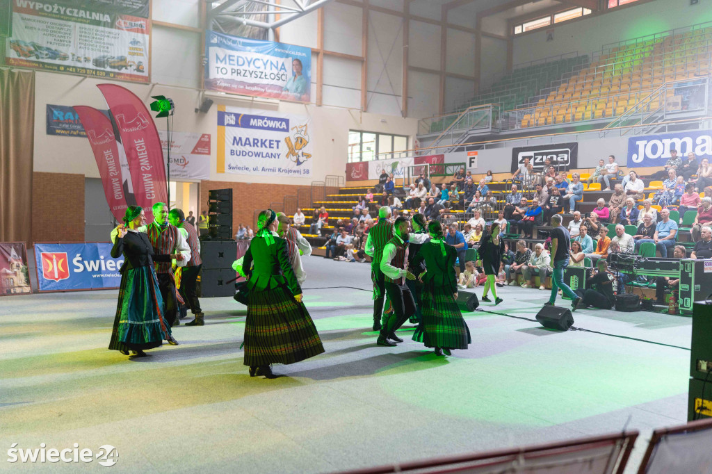 Folklor, tańce i pyszne jedzenie w świeckiej hali
