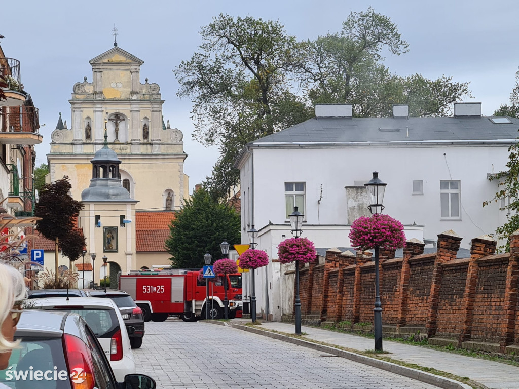 Pożar w plebanii przy Klasztorku, trwa akcja straży pożarnej