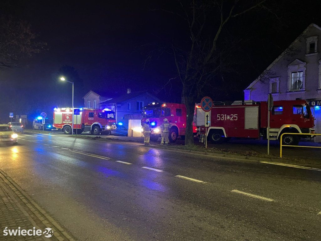 Bezdomni rozpalili, strażacy ugasili