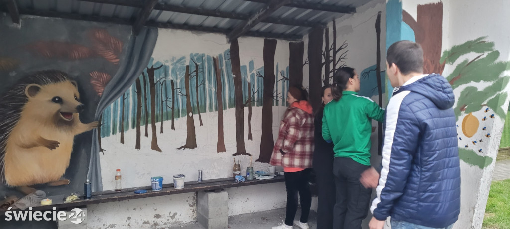 Jeże z gminy Jeżewo zdobią przystanki