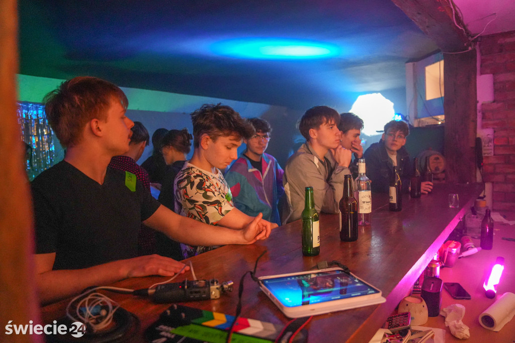 Zaglądamy za kulisy filmu o „czerwonym” ogólniaku