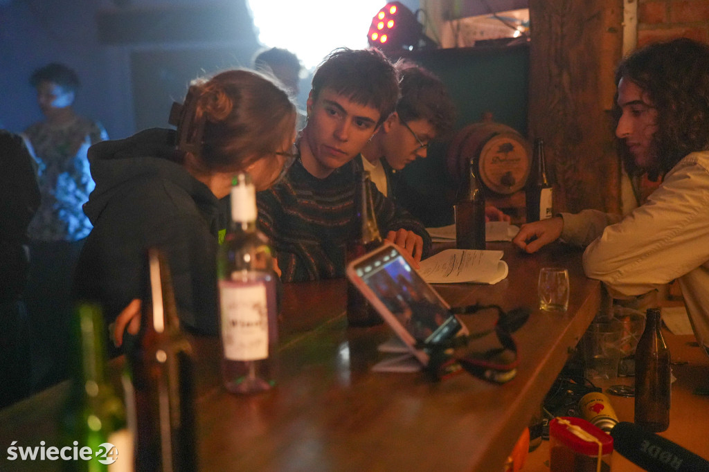 Zaglądamy za kulisy filmu o „czerwonym” ogólniaku