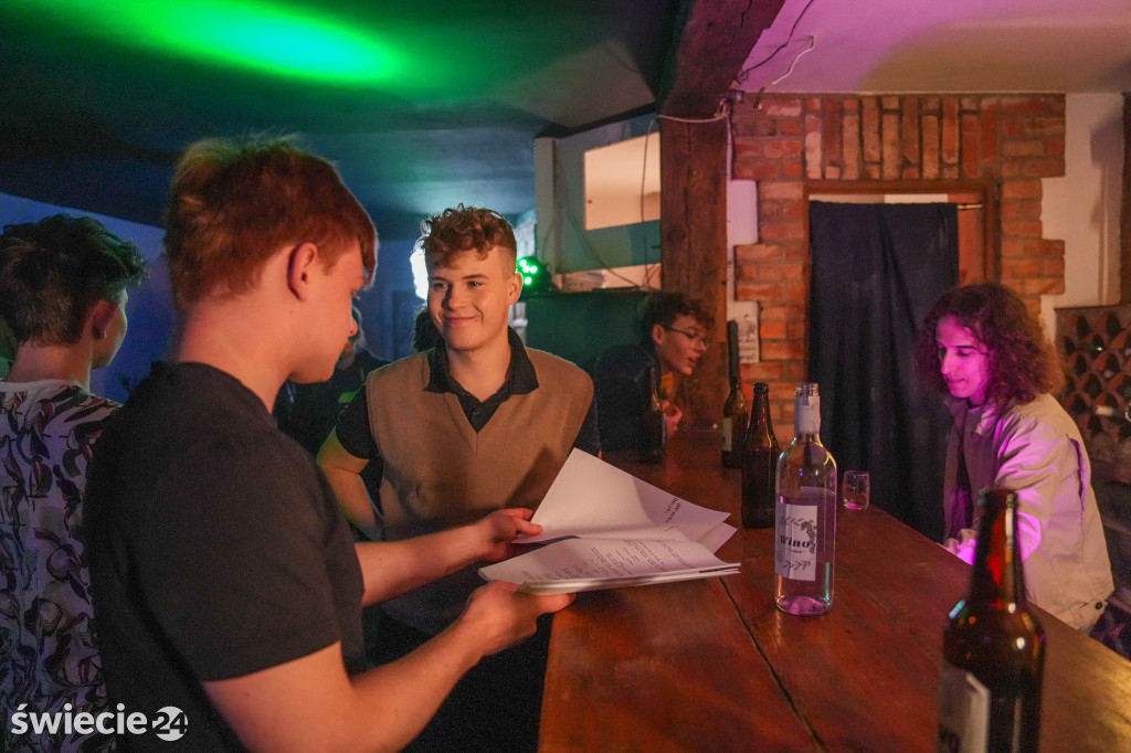 Zaglądamy za kulisy filmu o „czerwonym” ogólniaku