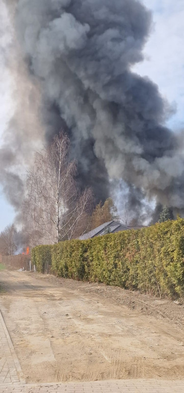 Ogromny pożar w Chełmnie. Dym widoczny z daleka