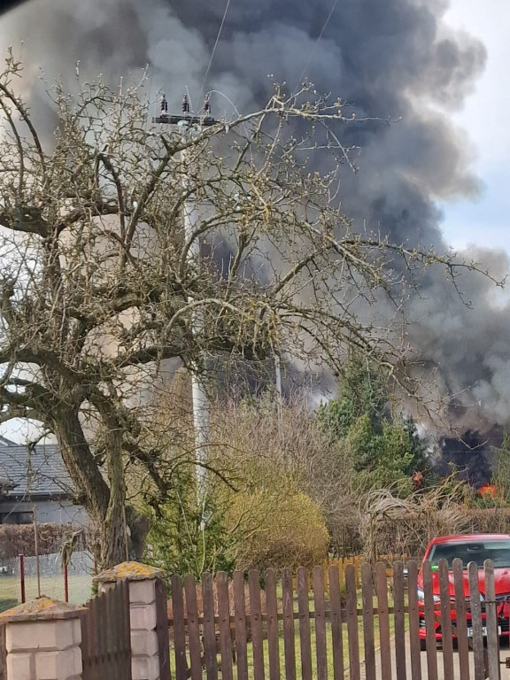 Ogromny pożar w Chełmnie. Dym widoczny z daleka