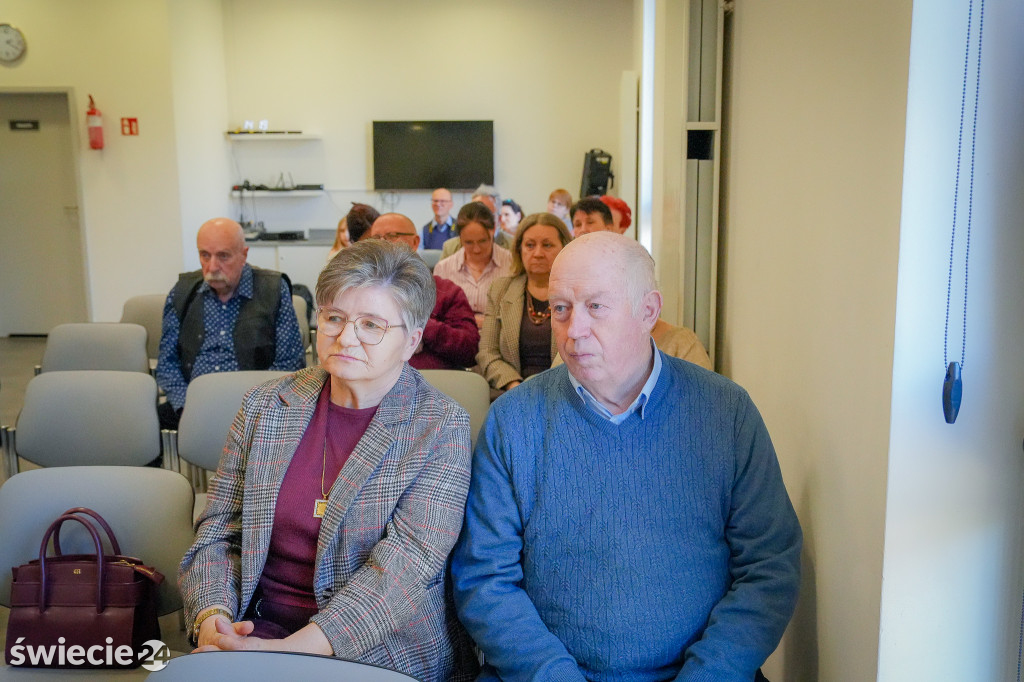 Seniorzy wydali zbiór opowiadań „Szepty Borów Tucholskich”