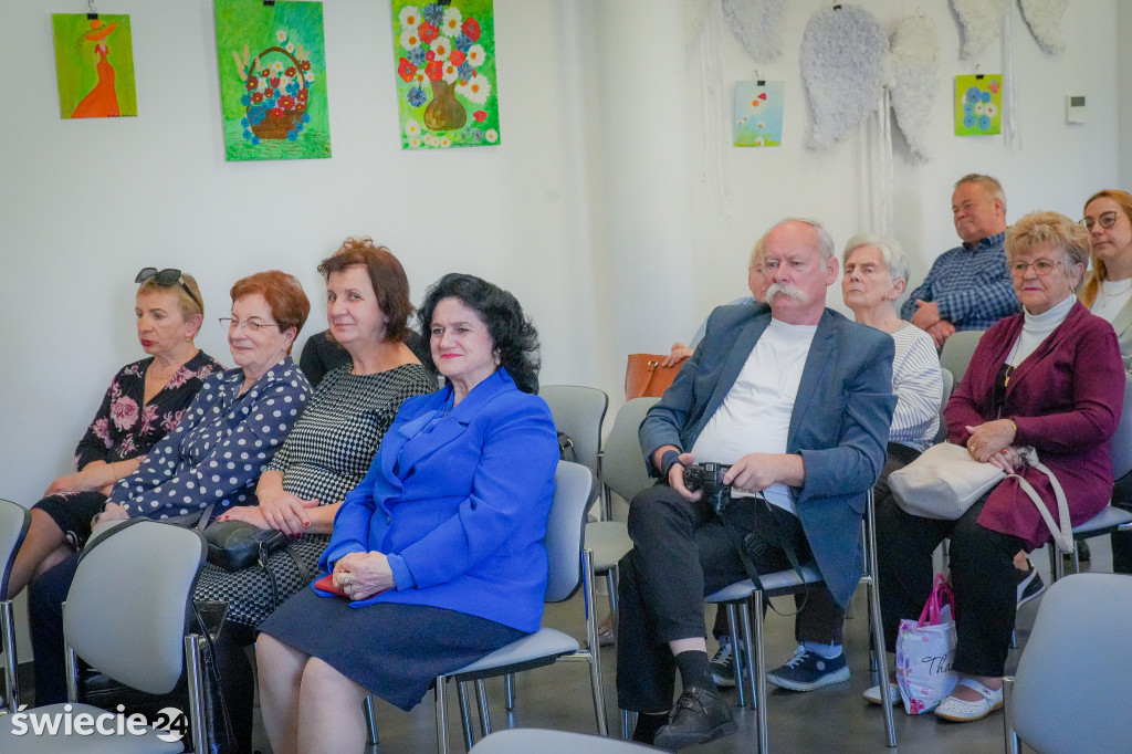 Seniorzy wydali zbiór opowiadań „Szepty Borów Tucholskich”