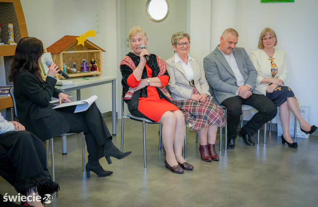 Seniorzy wydali zbiór opowiadań „Szepty Borów Tucholskich”