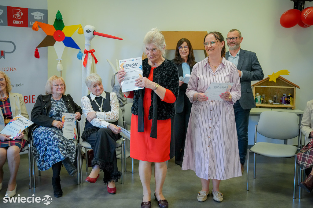 Seniorzy wydali zbiór opowiadań „Szepty Borów Tucholskich”