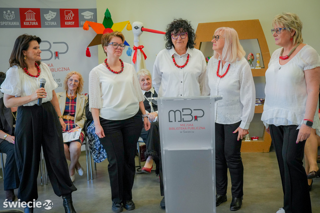 Seniorzy wydali zbiór opowiadań „Szepty Borów Tucholskich”