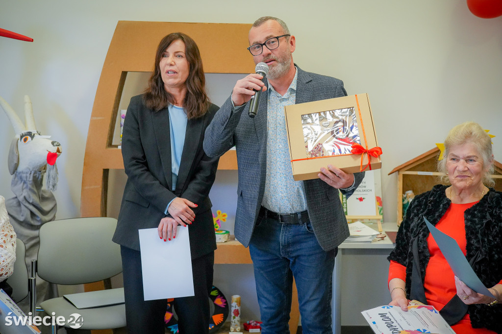 Seniorzy wydali zbiór opowiadań „Szepty Borów Tucholskich”