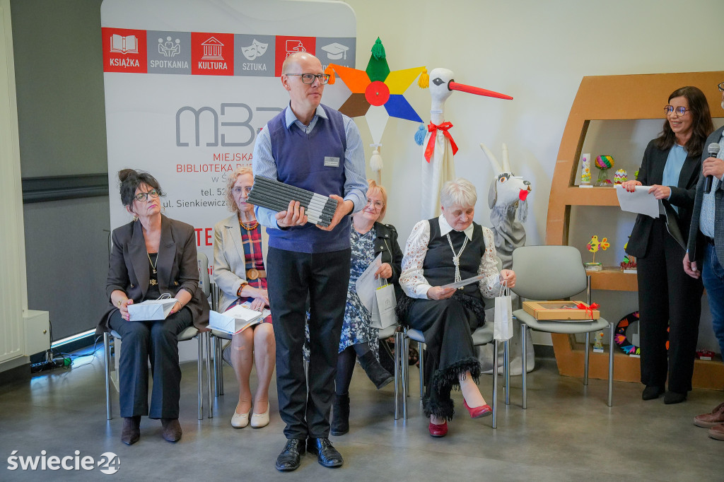 Seniorzy wydali zbiór opowiadań „Szepty Borów Tucholskich”