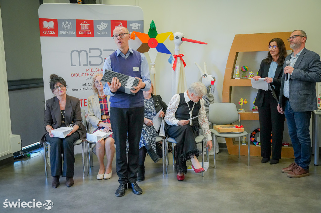 Seniorzy wydali zbiór opowiadań „Szepty Borów Tucholskich”