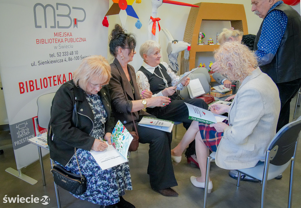 Seniorzy wydali zbiór opowiadań „Szepty Borów Tucholskich”