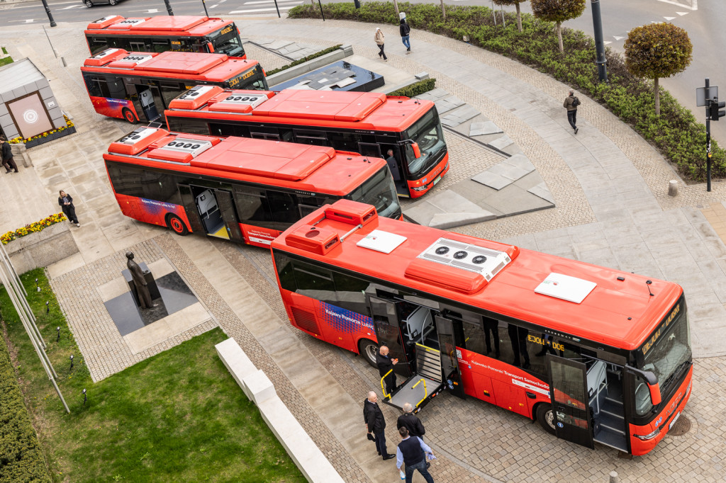 Nowe autobusy na drogach województwa