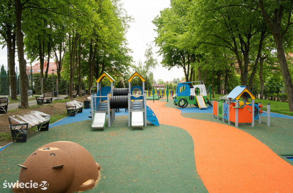 Plac zabaw na ul. Hallera w Świeciu — MODERNIZACJA