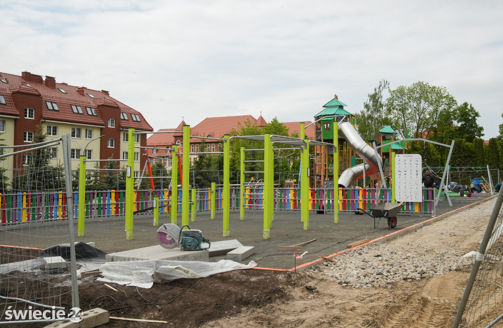 Plac zabaw na ul. Hallera w Świeciu — MODERNIZACJA