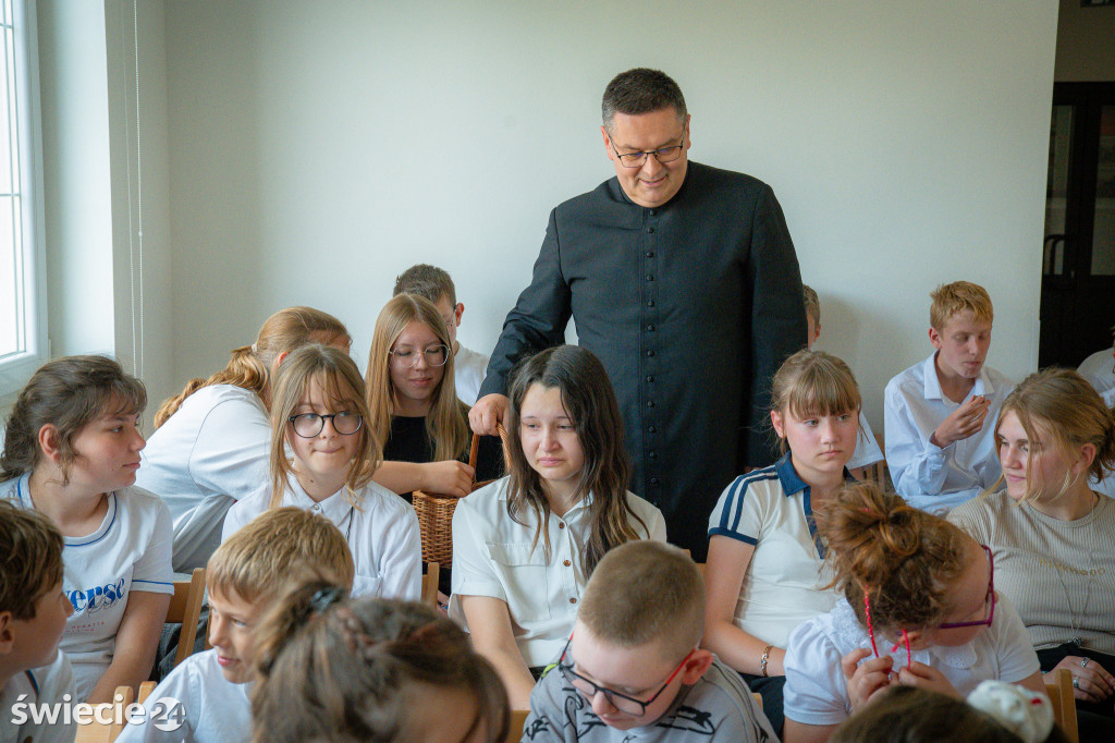 Biskup nominat żegna się ze szkołą