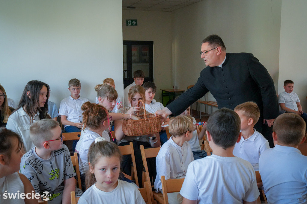 Biskup nominat żegna się ze szkołą
