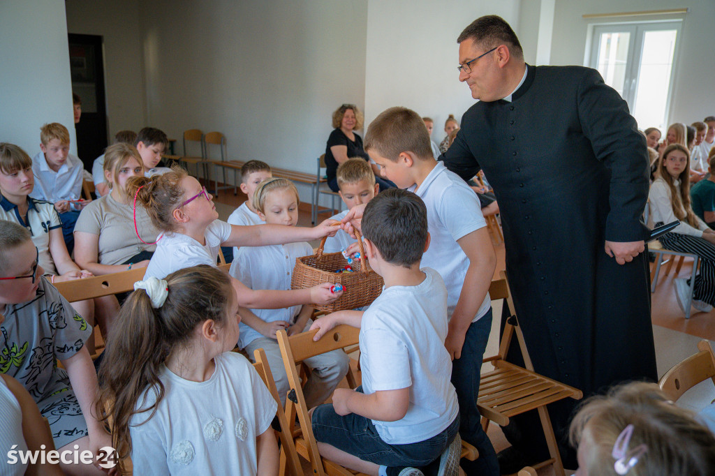 Biskup nominat żegna się ze szkołą