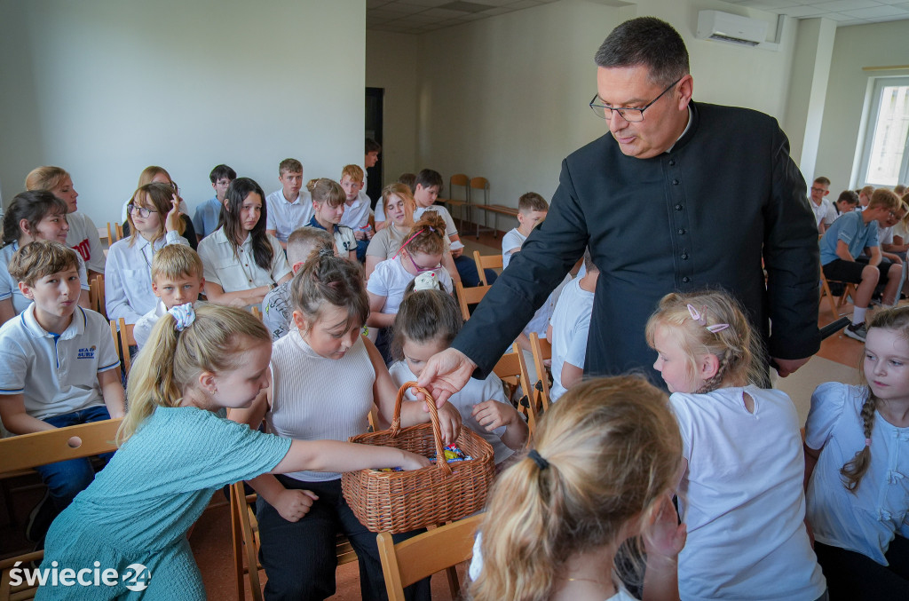 Biskup nominat żegna się ze szkołą