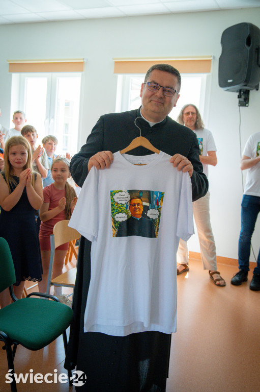 Biskup nominat żegna się ze szkołą