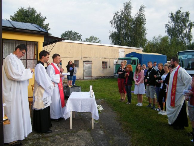 Noc w stodole i piejący kogut