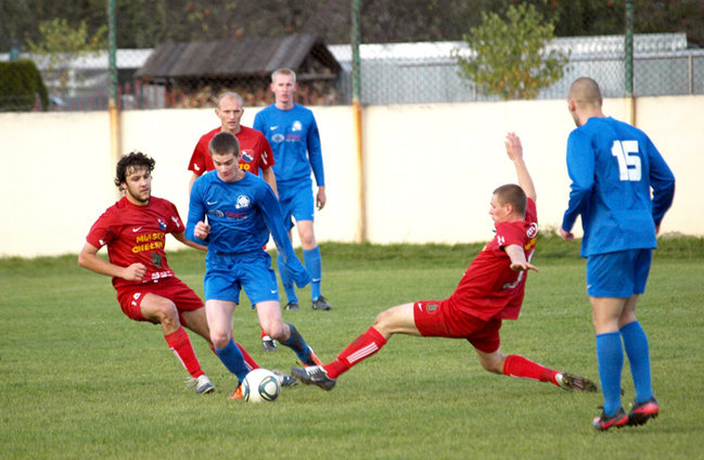 Siedem goli w Przechowie, lider lepszy