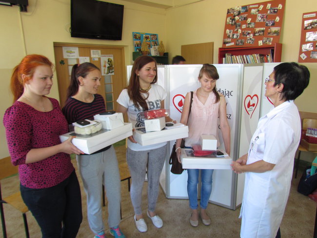 Plakaty, krew i ratowanie życia