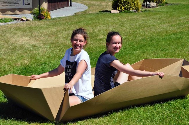 Studenci budują kajaki z tektury