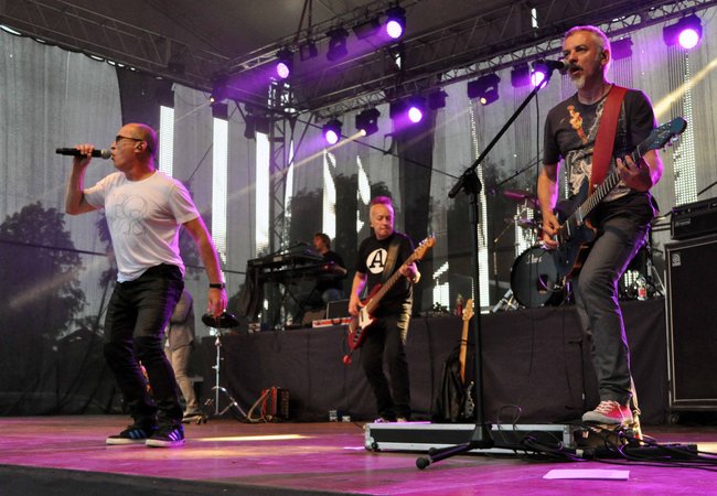 De Mono przypomniało szlagiery