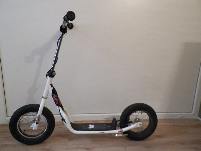 Hulajnoga czeka na właściciela