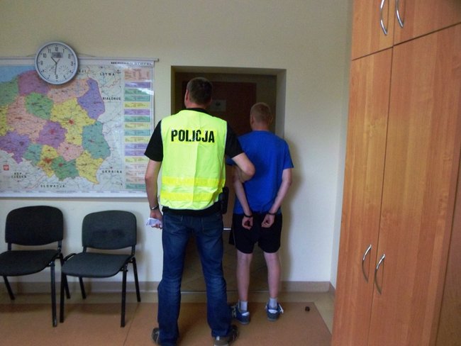 Uszkodzili samochód i grozili kierowcy