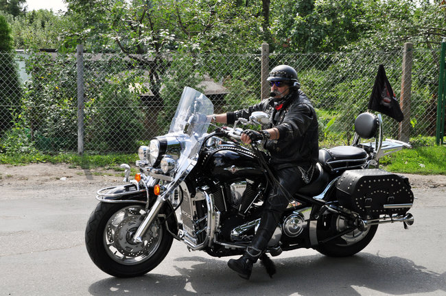 Głośny przejazd przez miasto - wideo