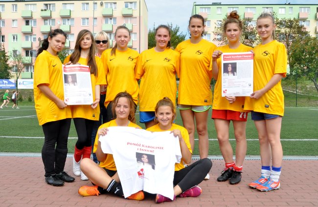 Dziewczyny grały w piłkę dla Karoliny
