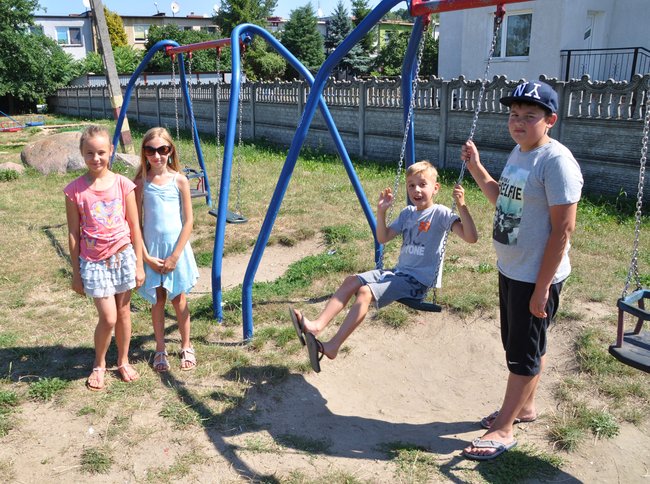 Dzieci walczą o plac zabaw