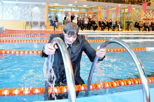 Basen otwarty! Burmistrz już pływał