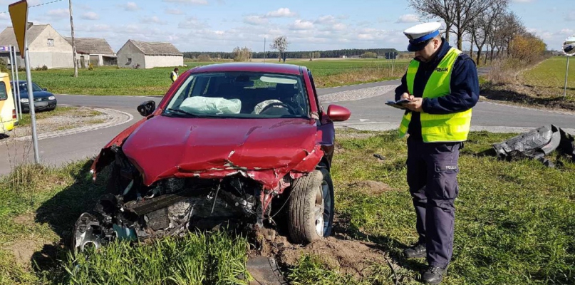 Bmw wjechało wprost pod pędzącego nissana. fot.KPP Świecie
